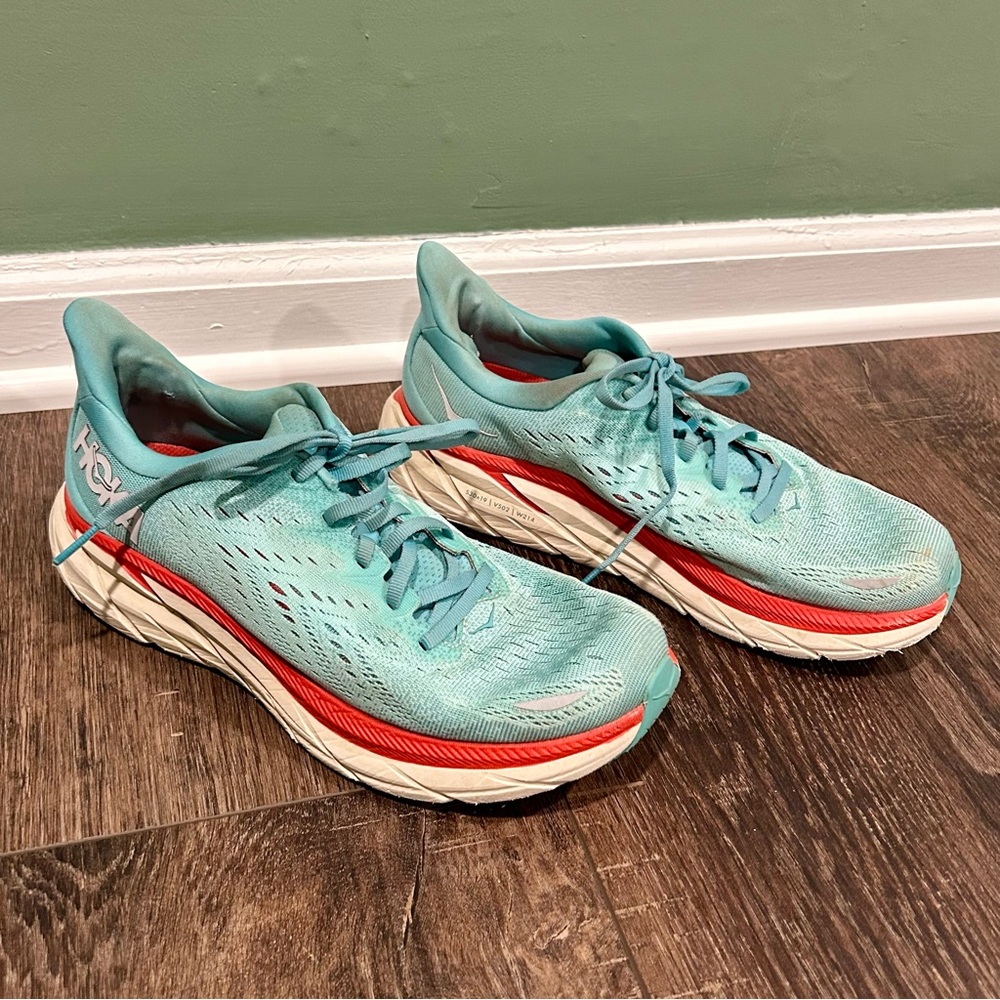🌸 Hoka One One Clifton 8, size 9B